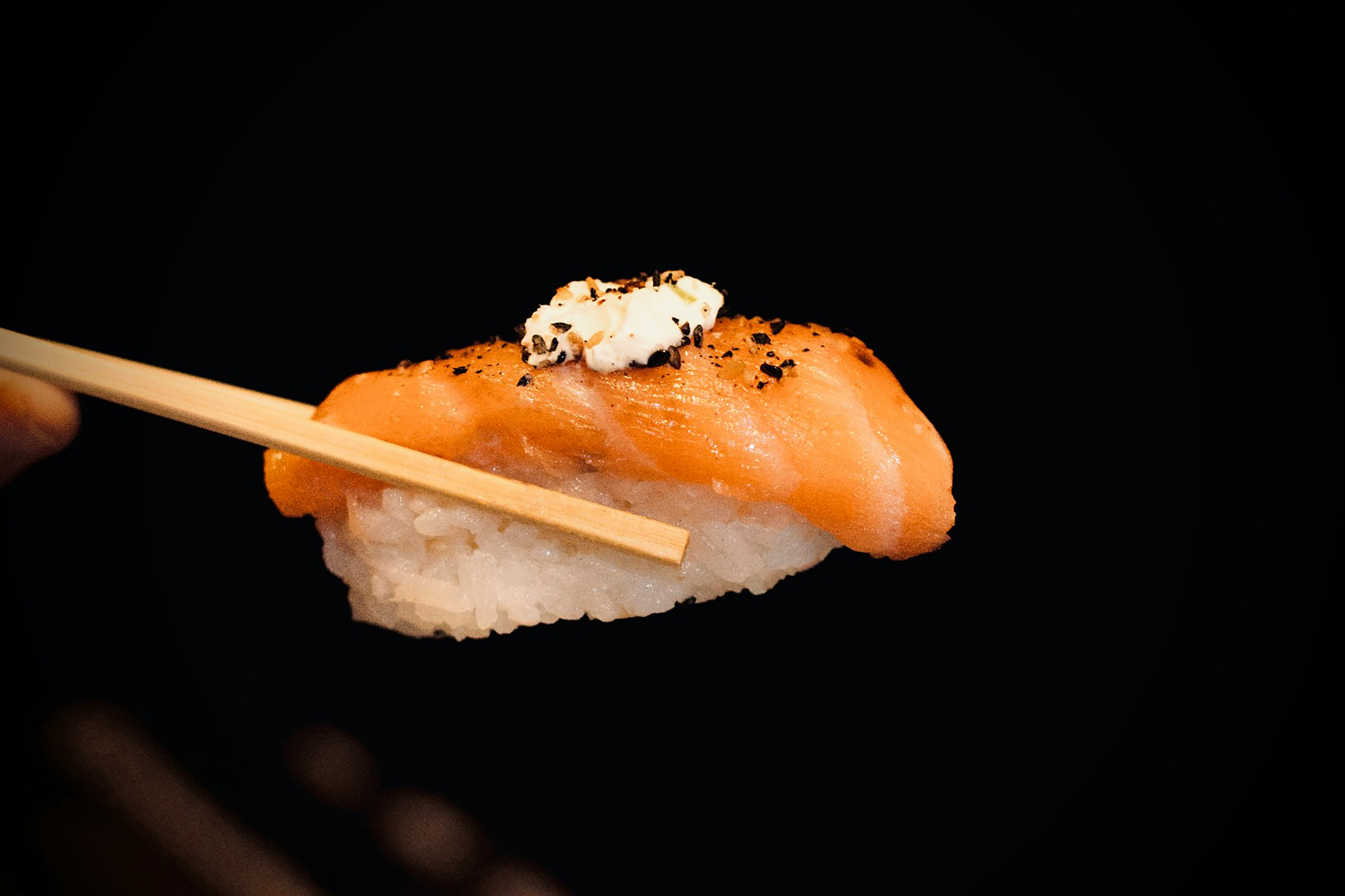 Nigiri - sushi con salmone, tonno o gambero