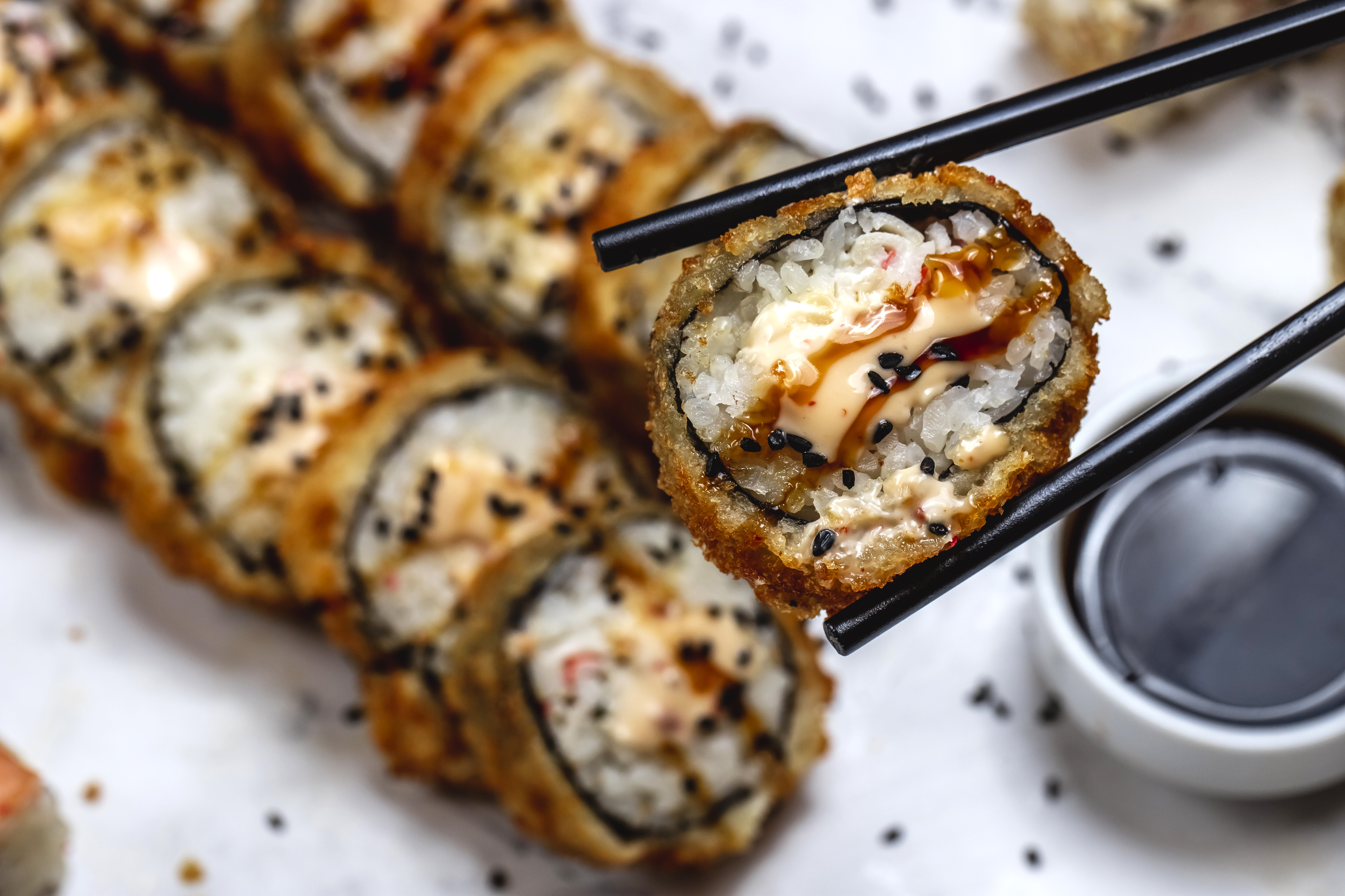 Uramaki - sushi al contrario con riso all'esterno