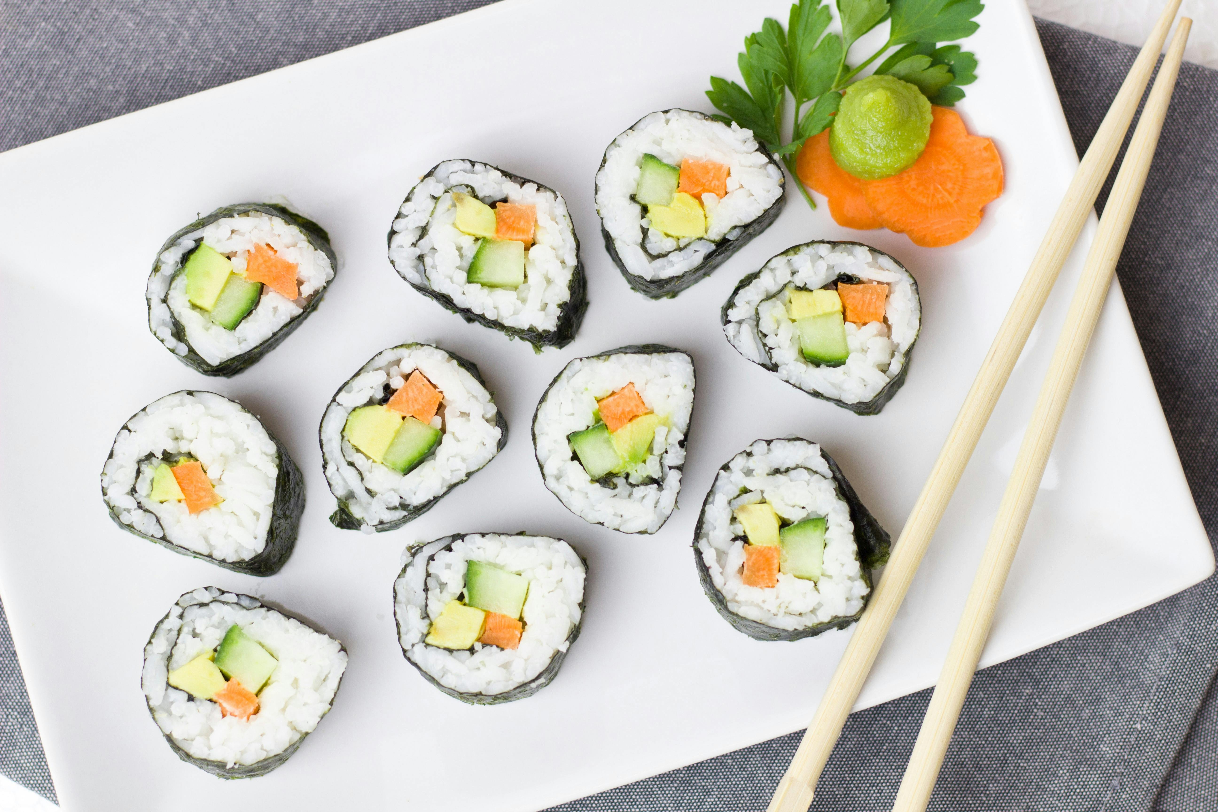 Veggie Roll - sushi vegetariano con avocado, cetriolo, mango
